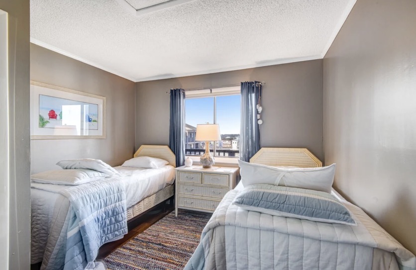 Guest bedroom with two twin beds at Island Beach & Racquet Club B302
